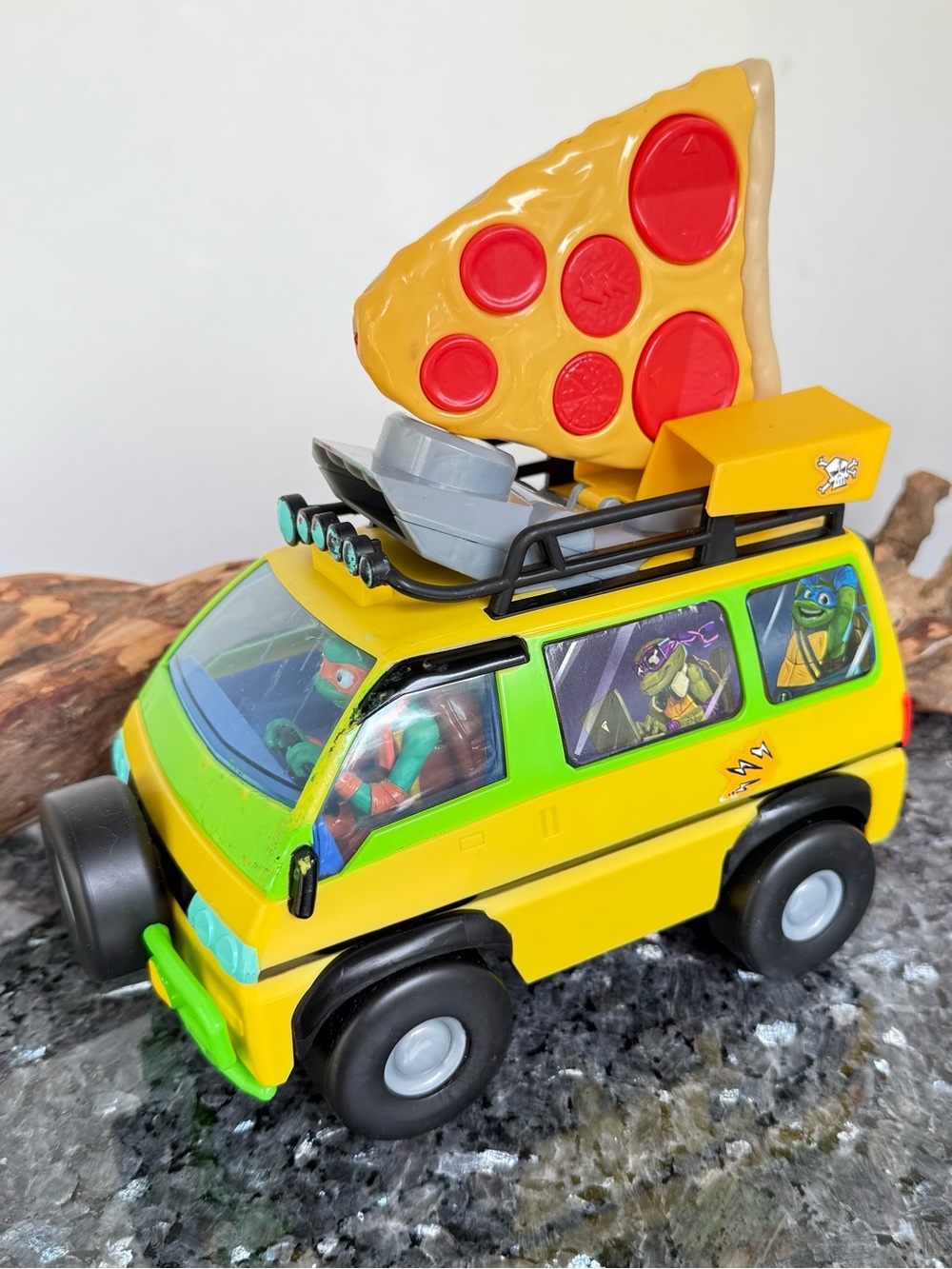 Teenage Mutant Ninja Turtles Mayhem RC Pizza Blaster/Remote Control Vehicle Toy
